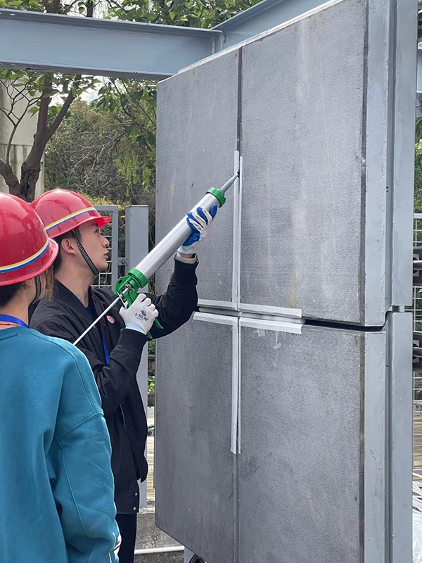 0.6 裝配式建筑接縫打膠.jpg